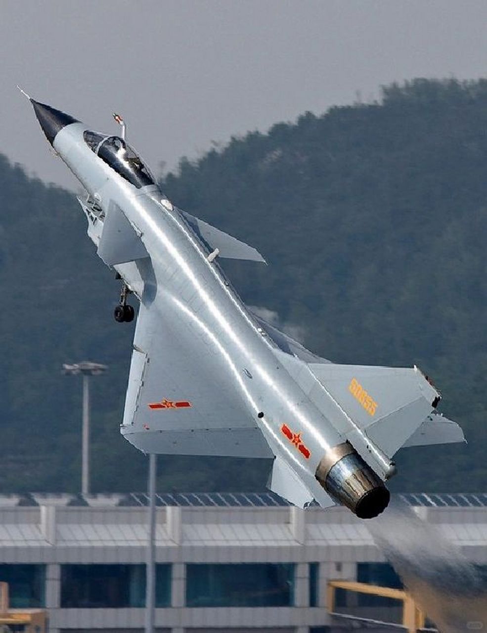 殲-10戰(zhàn)斗機是幾代機？全面解析中國空軍的主力戰(zhàn)機，中國空軍主力戰(zhàn)機殲-10戰(zhàn)斗機的全面解析，幾代機？