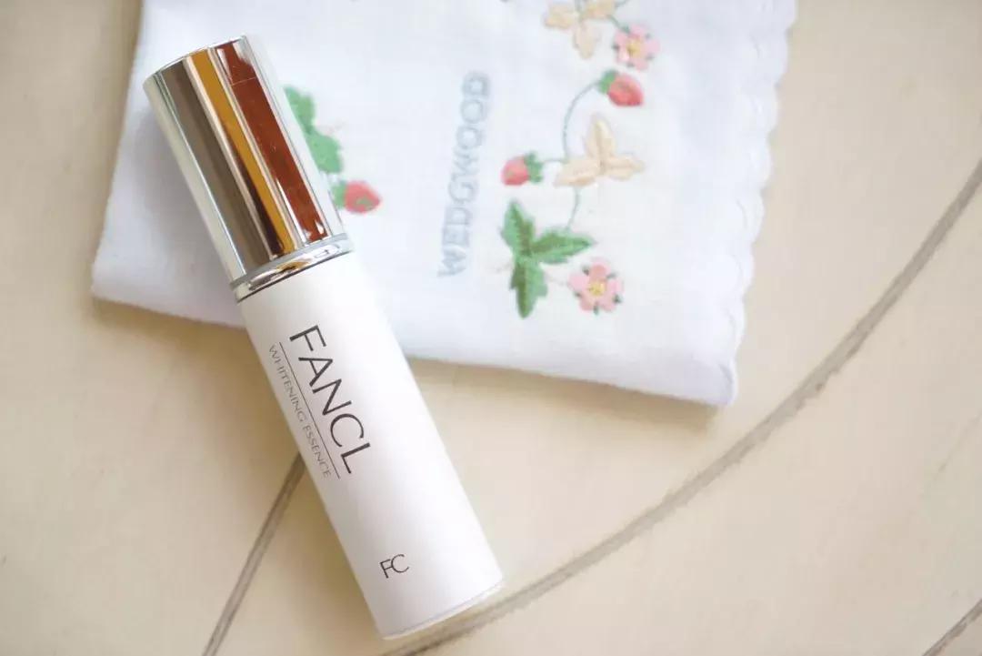 曬黑了怎樣變白最快最有效——全方位美白指南，全方位美白秘籍，曬黑后如何快速恢復(fù)白皙肌膚？