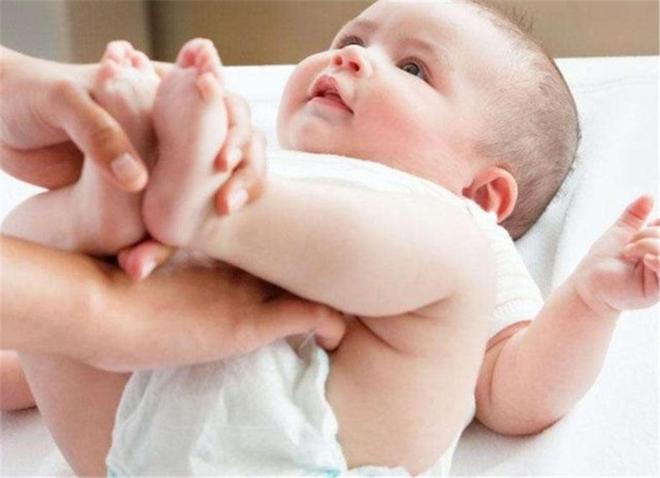 嬰兒稀便與水樣便的區(qū)別，深入了解嬰兒消化健康的關(guān)鍵，嬰兒稀便與水樣便的區(qū)別，嬰兒消化健康的深度解析