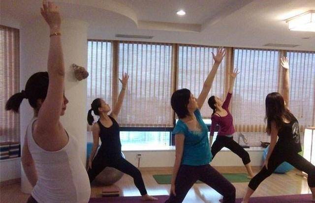 關曉彤十個月懷孕照片，熱議背后的真相探索，關曉彤懷孕熱議背后的真相探索，十個月孕期照片揭秘