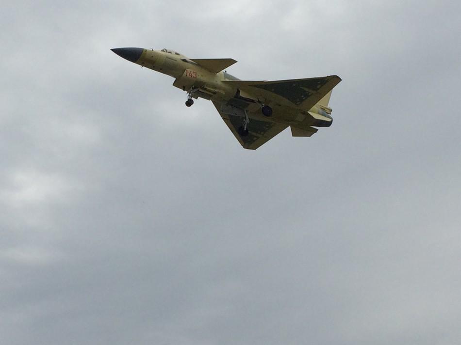 殲10D黃皮機首飛，中國空軍新一代戰(zhàn)斗機的里程碑事件，中國空軍里程碑事件，殲10D黃皮機首飛成功