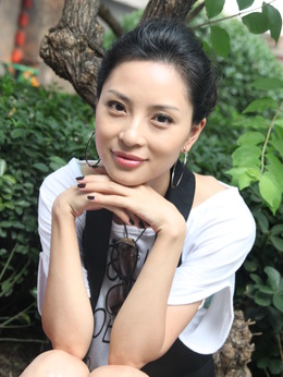 辛?xí)早鱾€人資料簡介年齡，探索音樂才女背后的故事，辛?xí)早鳎魳凡排澈蟮墓适屡c年齡揭秘