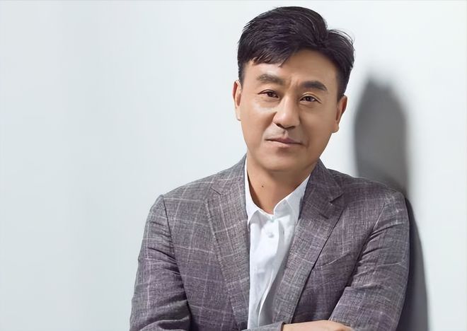 演員何冰個(gè)人資料，一位備受矚目的演藝人才，演員何冰個(gè)人資料揭秘，備受矚目的演藝界人才風(fēng)采展露無(wú)遺