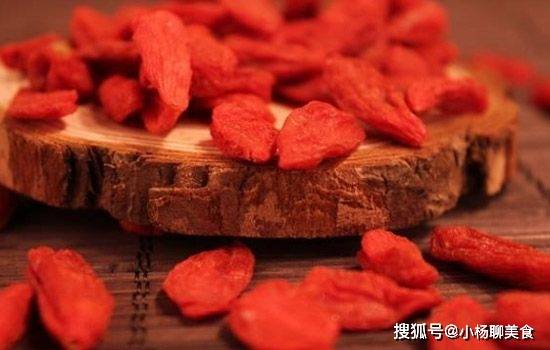 六種人不宜食用枸杞——深入了解枸杞的適用人群，六種人群需慎食枸杞，深入了解枸杞適用人群限制