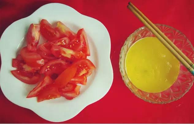 關于八個月的寶寶輔食食譜，一天的營養(yǎng)安排，八個月寶寶輔食食譜及一日營養(yǎng)安排指南