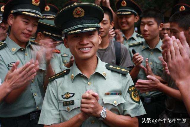 當(dāng)兵，大一去還是大二去好？，關(guān)于大學(xué)生入伍時機，大一去當(dāng)兵還是大二去當(dāng)兵？