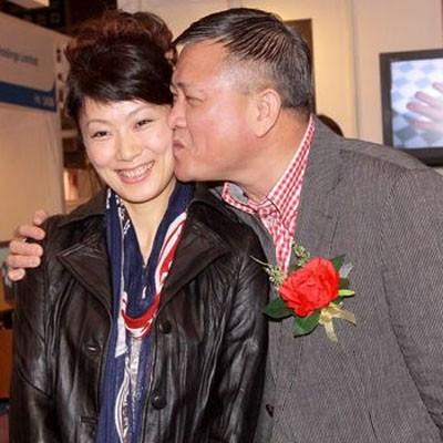 揭秘萬梓良的老婆是誰？一探究竟，揭秘萬梓良的老婆身份，一探背后真相